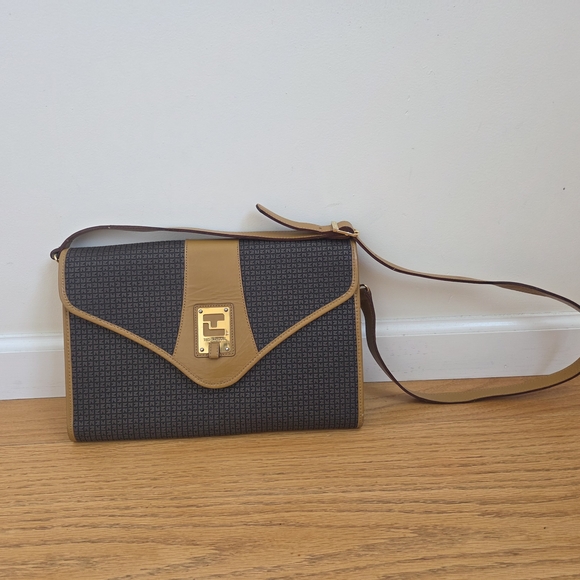 Elegant Black and Tan Women's Bag - Picture 1 of 6